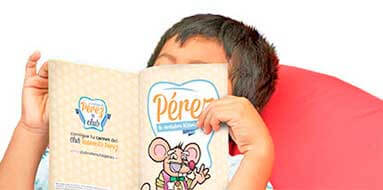 Niño lee el cuento del Ratoncito Pérez